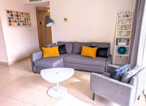 Posedenie v ubytovaní Spacious apartment with 3 pools & gym