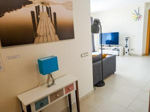 Televízia a/alebo spoločenská miestnosť v ubytovaní Spacious apartment with 3 pools & gym