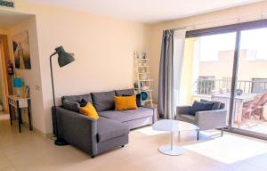 Posedenie v ubytovaní Spacious apartment with 3 pools & gym