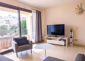 Televízia a/alebo spoločenská miestnosť v ubytovaní Spacious apartment with 3 pools & gym + 37 fotografií