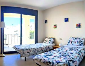 Posteľ alebo postele v izbe v ubytovaní Spacious apartment with 3 pools & gym