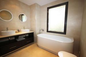 Kúpeľňa v ubytovaní Spacious apartment with 3 pools & gym