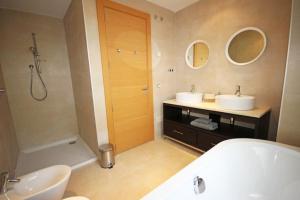 Kúpeľňa v ubytovaní Spacious apartment with 3 pools & gym