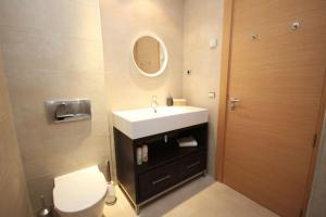 Kúpeľňa v ubytovaní Spacious apartment with 3 pools & gym