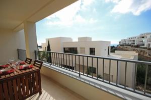 Balkón alebo terasa v ubytovaní Spacious apartment with 3 pools & gym