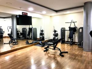 Posilňovňa alebo fitness centrum v ubytovaní Spacious apartment with 3 pools & gym