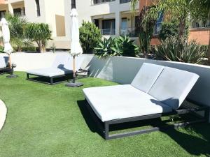 Posedenie v ubytovaní Spacious apartment with 3 pools & gym
