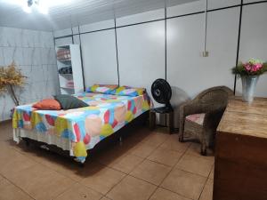 Rúm í herbergi á Quarto canto dos pássaros