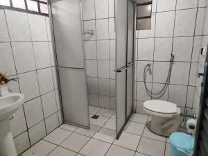 Baðherbergi á Quarto canto dos pássaros