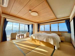 Voodi või voodid majutusasutuse Ocean View Hiromi SPA Hotel温泉と絶景の宿 toas