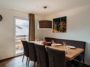 Un comedor con mesa y sillas de madera. en Haus Austria TOP 3, en Finkenberg