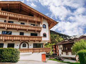 Un edificio con balcones de madera en los laterales. en Haus Austria TOP 3, en Finkenberg