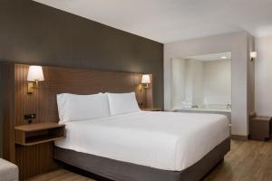 Postel nebo postele na pokoji v ubytování Holiday Inn Hotel & Suites St.Catharines-Niagara by IHG