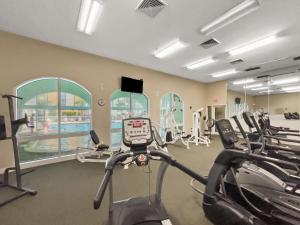 una palestra con diversi tapis roulant e macchine cardio di Celadon #2007 a Panama City Beach
