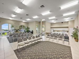 una grande stanza con sedie e una stanza con cucina di Celadon #2007 a Panama City Beach Altre 28 foto