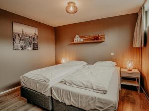 Woonark De Woude客房内的一张或多张床位