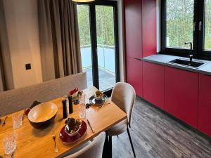 a dining room with a table and a kitchen at modernes Chalet in Hahnenklee in Hahnenklee-Bockswiese
