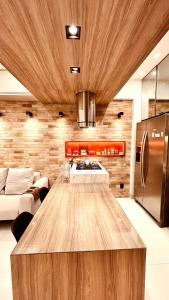 una cucina con un tavolo di legno e un frigorifero di LOFT de Luxo - COP30 a Belém