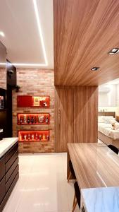 una cucina con armadi in legno e un letto di LOFT de Luxo - COP30 a Belém Altre 20 foto
