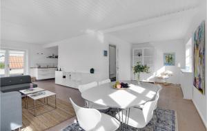 Ruang duduk di 3 Bedroom Gorgeous Home In Skagen