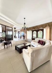 Ruang duduk di Casa Magna