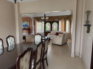Ruang duduk di Casa Magna