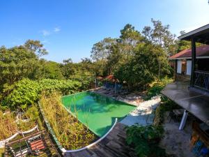 an overhead view of a swimming pool in a yard at Winíka Alterra in Palenque