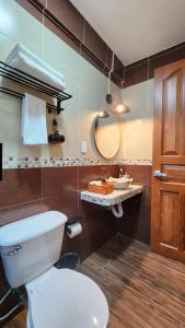 ein Badezimmer mit Toilette und Waschbecken in der Unterkunft Piedra Negra Boutique Hotel in San Cristóbal de las Casas