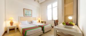 een hotelkamer met een bed en een tafel met een fruitschaal bij Casa Pizarro Hotel Boutique in Cartagena +37 foto's