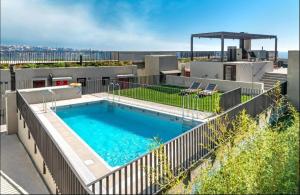 una piscina en la azotea de un edificio en HOM I Amplio Loft con Jardín en MejorLugar de Valparaíso 1109, en Valparaíso