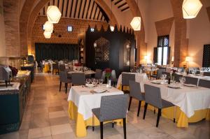 Reštaurácia alebo iné gastronomické zariadenie v ubytovaní Parador de Carmona