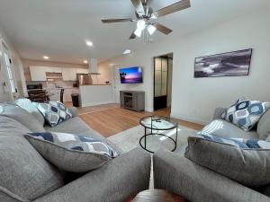 TV a/nebo společenská místnost v ubytování 3Min To Parris Island. Pets Yes