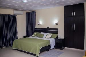 Ένα ή περισσότερα κρεβάτια σε δωμάτιο στο 4 Bedroom all ensuite "Milk & Honey" Home in Adeniyi Jones Ikeja