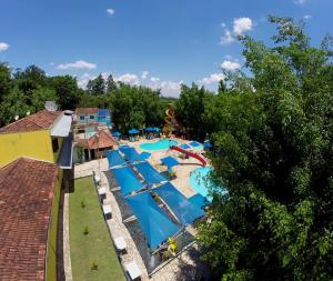 an overhead view of a pool at a water park at Hotel Fazenda Pé da Serra in Bom Sucesso