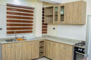 Kuchyň nebo kuchyňský kout v ubytování 4 Bedroom all ensuite "Milk & Honey" Home in Adeniyi Jones Ikeja