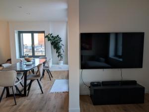 Televiisor ja/või meelelahutuskeskus majutusasutuses Luxury Duplex Suite 2-Story