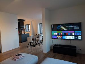 Televiisor ja/või meelelahutuskeskus majutusasutuses Luxury Duplex Suite 2-Story