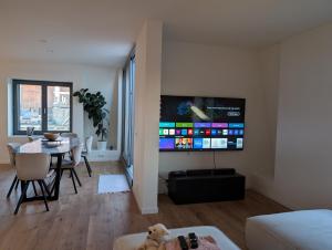 Televiisor ja/või meelelahutuskeskus majutusasutuses Luxury Duplex Suite 2-Story