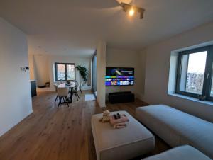 Televiisor ja/või meelelahutuskeskus majutusasutuses Luxury Duplex Suite 2-Story