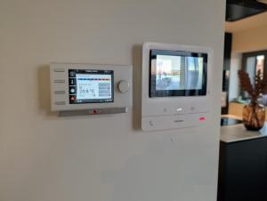 Televiisor ja/või meelelahutuskeskus majutusasutuses Luxury Duplex Suite 2-Story