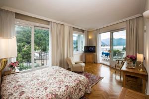 Postel nebo postele na pokoji v ubytování Hotel Royal