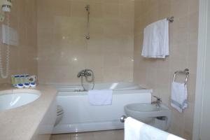 Koupelna v ubytování Hotel Royal
