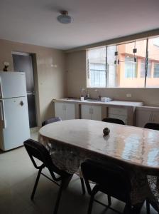 O bucătărie sau chicinetă la Habitación en el centro de Puno