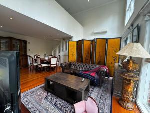 Khu vực ghế ngồi tại Granny Unit Self Contained Double Storage WIFI POOL PARKING