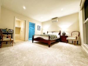 Giường trong phòng chung tại Granny Unit Self Contained Double Storage WIFI POOL PARKING