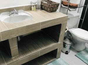 Koupelna v ubytování 08 Habitación Independiente en Zona Romántica a solo 3 cuadras de la playa