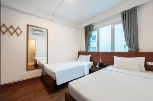 Postel nebo postele na pokoji v ubytování A25 Hotel - Đội Cấn 2