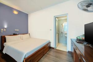 Postel nebo postele na pokoji v ubytování A25 Hotel - Đội Cấn 2