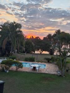 Πισίνα στο ή κοντά στο Chácara com Piscina e Represa - Próximo a Americana SP