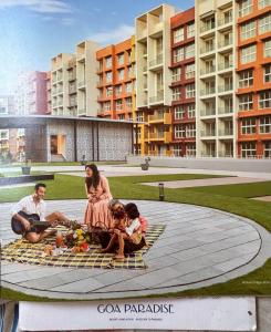 MarmagaoにあるPool View Apartment Dabolimの公園内の毛布に座る人々